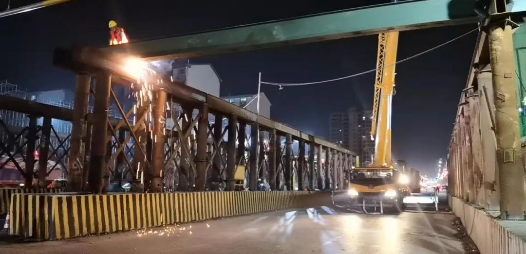 黨委書(shū)記、董事長(zhǎng)涂建平現(xiàn)場(chǎng)調(diào)度南外環(huán)高速項(xiàng)目工程