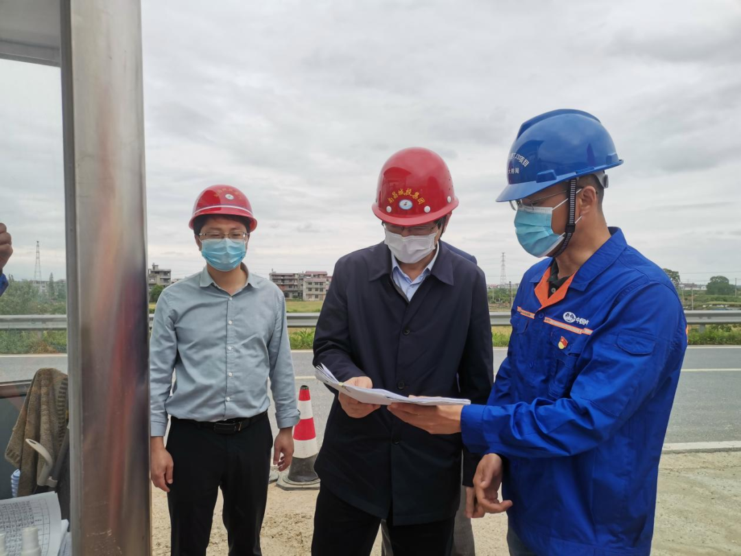 集團(tuán)黨委委員、紀(jì)委書記何志敏赴西二環(huán)高速項(xiàng)目檢查疫情防控工作